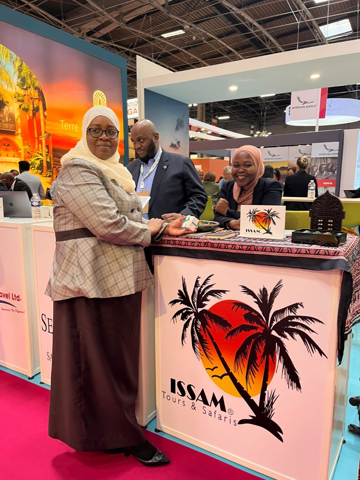 Échanges sur un stand de professionnels du tourisme tanzanien à l’IFTM 2024